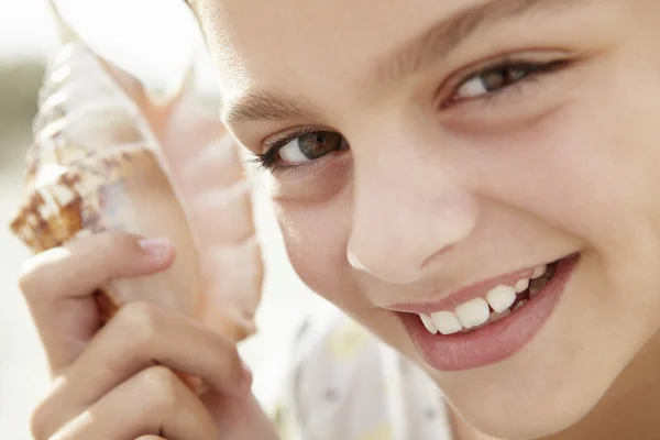 貝殻を持つ若い女の子 — ストック写真