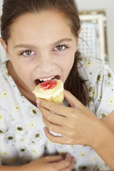 Junges Mädchen isst Cupcake — Stockfoto
