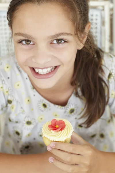 年轻女孩与杯子蛋糕 — 图库照片