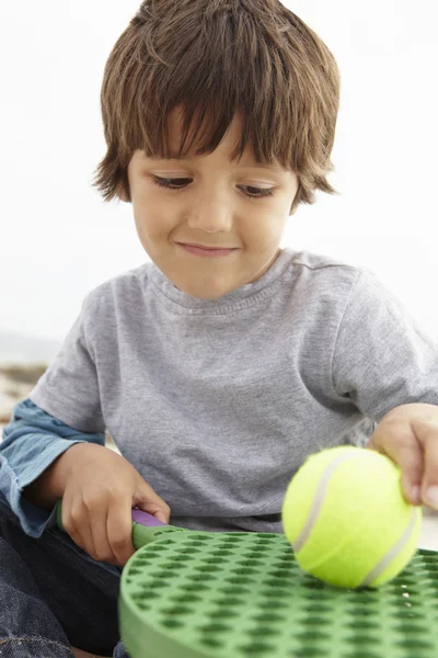 Мальчик с битой и мячом — стоковое фото