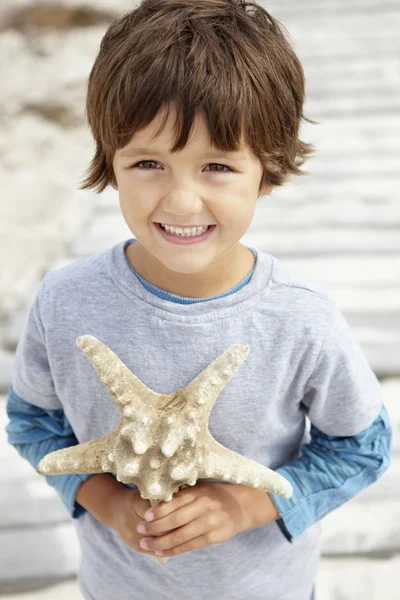 Giovane ragazzo con stelle marine — Foto Stock