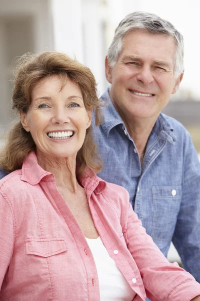 Stående äldre par utomhus — Stockfoto
