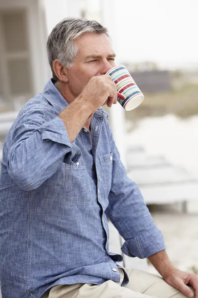 Senior homem relaxante ao ar livre — Fotografia de Stock