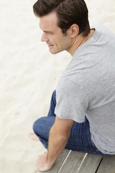 Deniz kenarında oturan portre adam — Stok fotoğraf