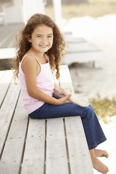 Kleines Mädchen im Freien mit Seesternen — Stockfoto