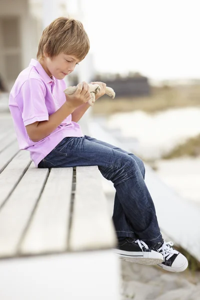 Young boy outdoors holding starfish — Stock Photo, Image