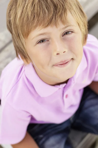 Portrét chlapce venku — Stock fotografie