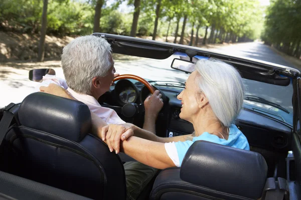 スポーツ車の中で年配のカップル — ストック写真