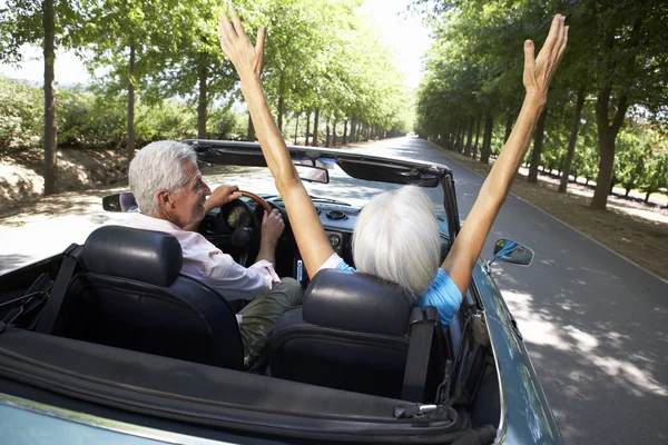 Äldre par i sportbil — Stockfoto