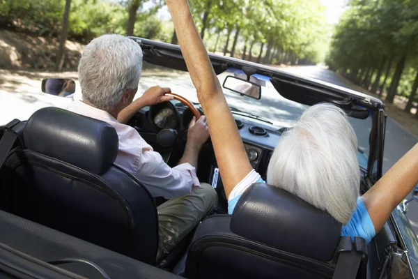 Coppia di anziani in auto sportive — Foto Stock
