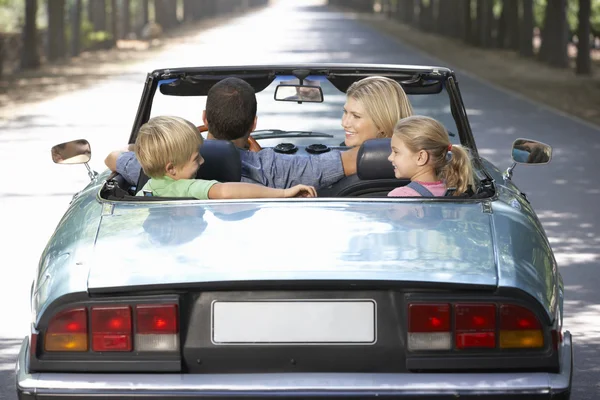 Familia en coche deportivo — Foto de Stock
