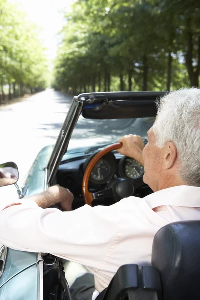 Starszy człowiek w samochód sportowy — Zdjęcie stockowe