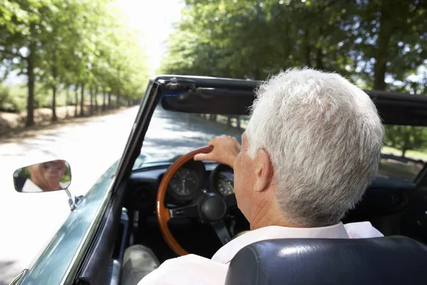 Homme âgé en voiture de sport — Photo
