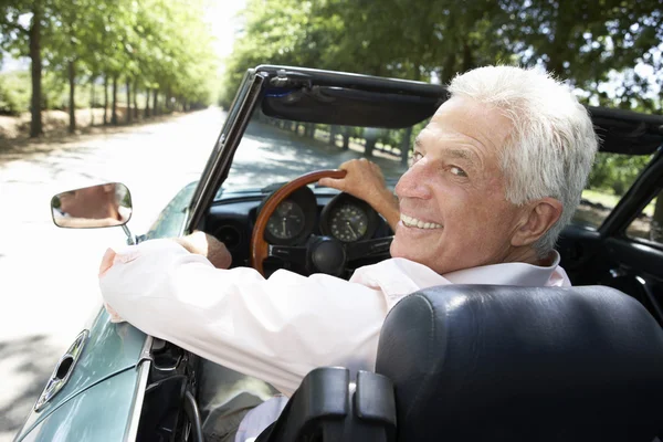 Uomo anziano in auto sportive — Foto Stock