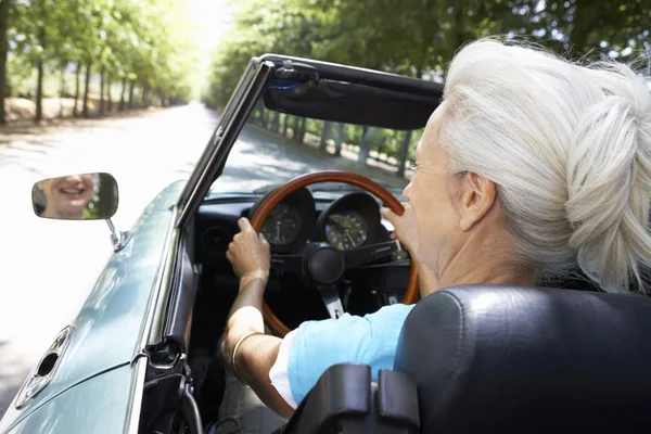 Старша жінка в спортивному автомобілі — стокове фото