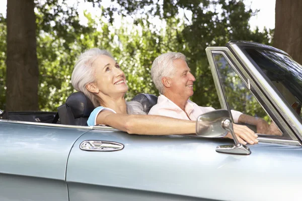 スポーツ車の中で年配のカップル — ストック写真