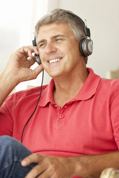 Połowie wieku człowiek sobie słuchawki — Zdjęcie stockowe
