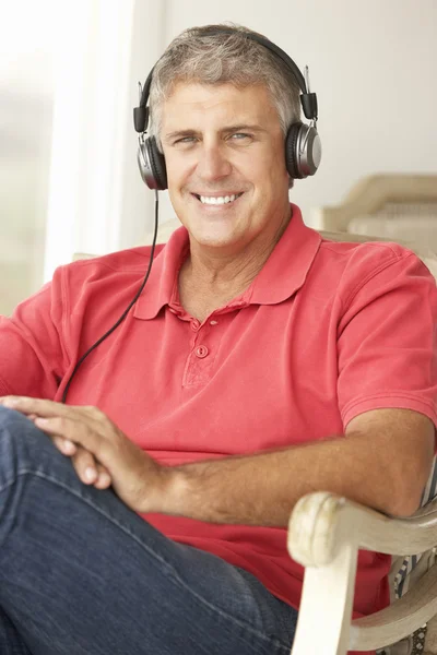 Homem de meia idade usando fones de ouvido — Fotografia de Stock