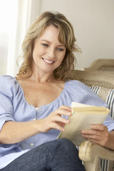 Τα μέσα ηλικίας γυναίκα διαβάζοντας ένα βιβλίο — Φωτογραφία Αρχείου