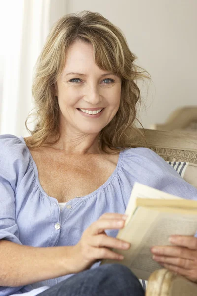 Mulher de meia idade lendo um livro — Fotografia de Stock