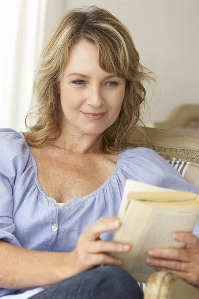 Mitten av ålder kvinna läser en bok — Stockfoto