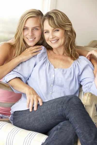 Mid age woman and teenage daughter at home — Stock Photo, Image