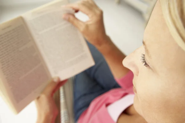 Ανώτερη γυναίκα διαβάζει βιβλίο στο σπίτι — Φωτογραφία Αρχείου