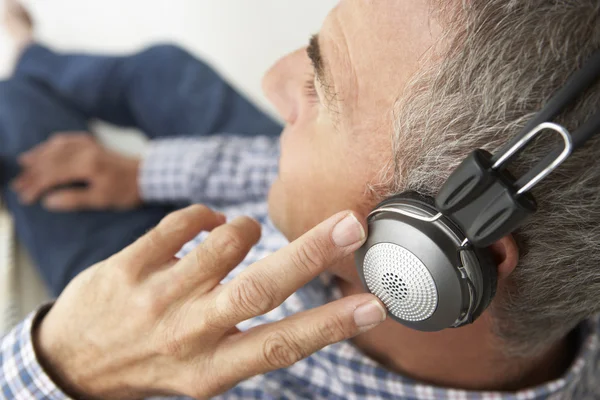 Μέσα ηλικία άνθρωπος φορώντας ακουστικά — Φωτογραφία Αρχείου