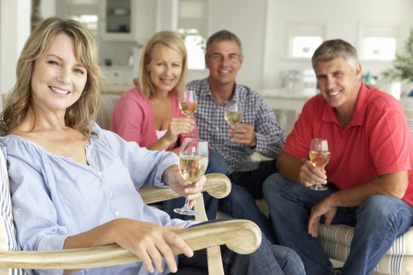 Parejas de mediana edad bebiendo juntas en casa — Foto de Stock