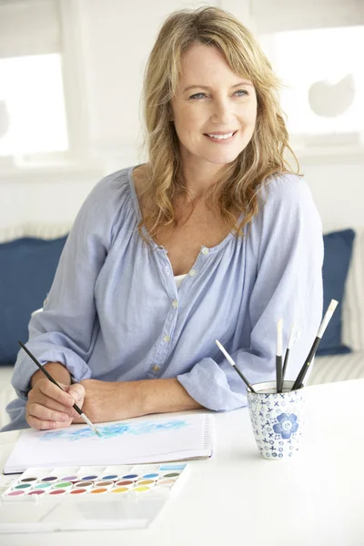 Mid age woman painting with watercolors — Stock Photo, Image