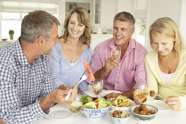 Střední věk páry těší jídlo doma — Stock fotografie