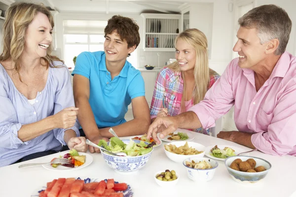 Família desfrutando de refeição em casa — Fotografia de Stock