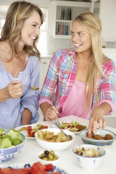 Μητέρα και την έφηβη κόρη σας απολαμβάνοντας το γεύμα στο σπίτι — Φωτογραφία Αρχείου