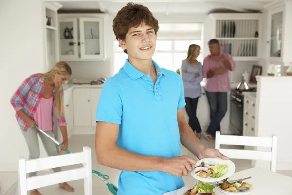 Adolescentes ajudando com tarefas domésticas — Fotografia de Stock