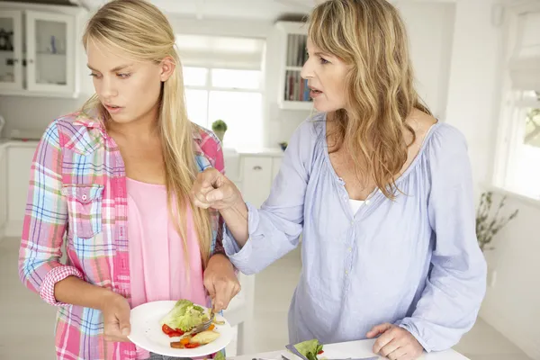 Mor och tonårsdotter bråkar om hushållsarbete — Stockfoto