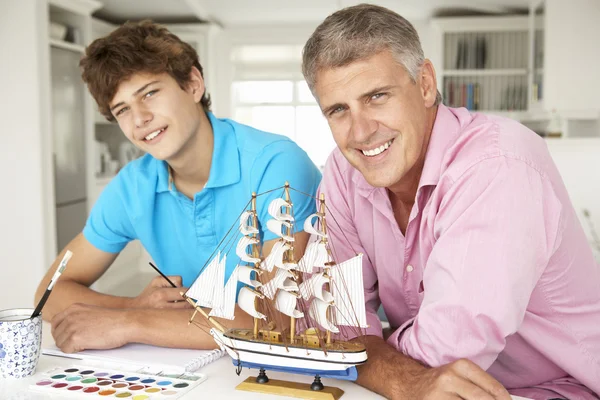 Far och tonårige son modell att göra och målning — Stockfoto