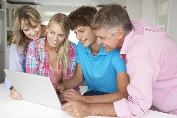 Familia usando laptop —  Fotos de Stock
