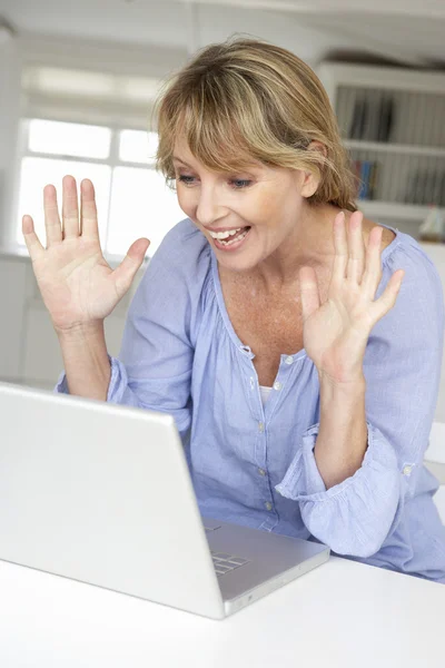 Τα μέσα ηλικίας γυναίκα χρησιμοποιώντας φορητό υπολογιστή — Φωτογραφία Αρχείου