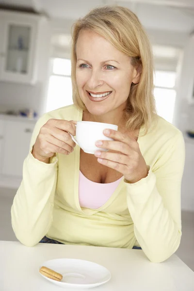 Τα μέσα ηλικίας γυναίκα με καφέ στο σπίτι — Φωτογραφία Αρχείου