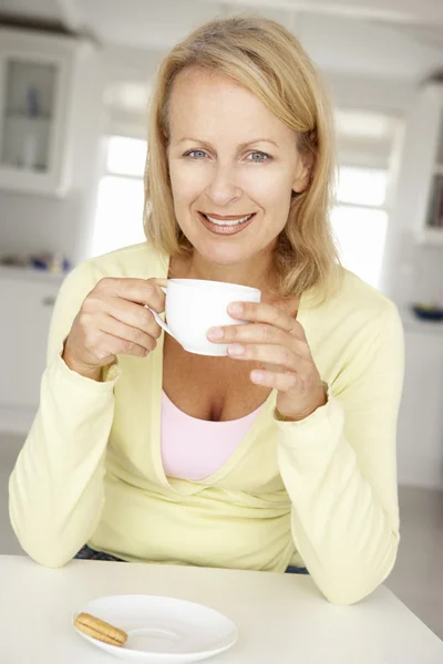 Τα μέσα ηλικίας γυναίκα με καφέ στο σπίτι — Φωτογραφία Αρχείου