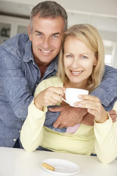 Μέσα ηλικία ζευγάρι με καφέ στο σπίτι — Φωτογραφία Αρχείου