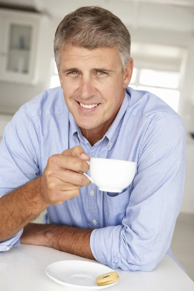 Uomo di mezza età con caffè a casa — Foto Stock
