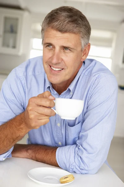 年年岁男子在家里的咖啡 — 图库照片