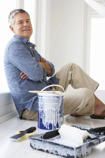 Senior man versieren huis — Stockfoto