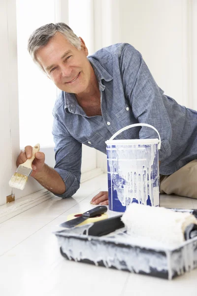 Senior homem decorando casa — Fotografia de Stock