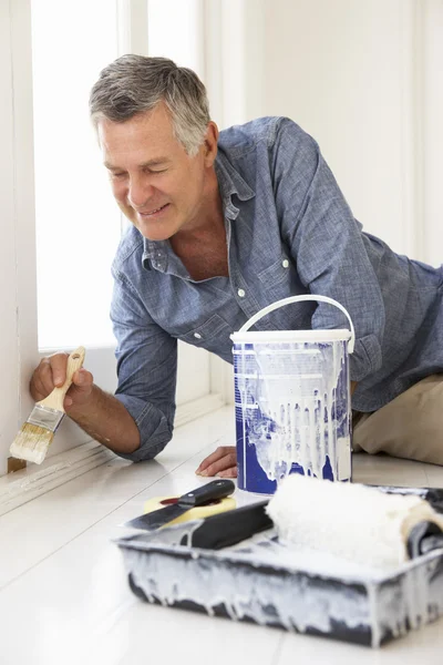 Senior man decorating house — Stock Photo, Image