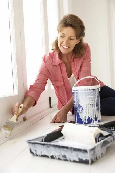Senior mulher decorando casa — Fotografia de Stock
