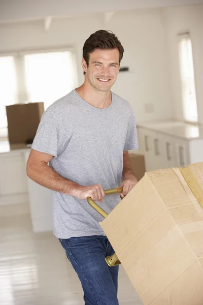 Homem se movendo para uma nova casa — Fotografia de Stock