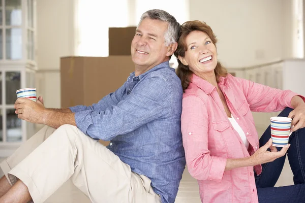 Äldre par i nya hem — Stockfoto