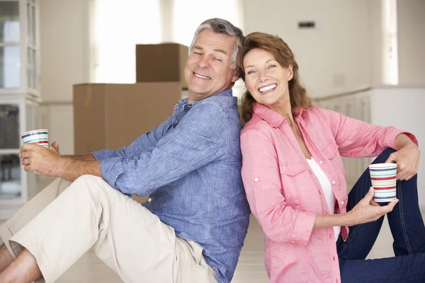 Senior couple in new home — Stock Photo, Image
